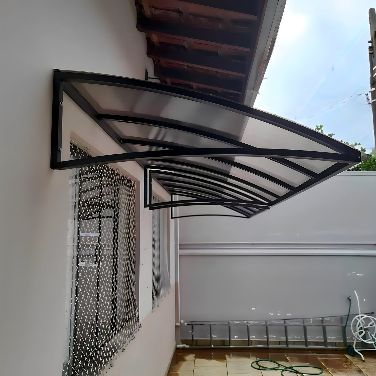 Toldos e coberturas de policarbonato transparentes e resistentes para proteção contra sol e chuva.