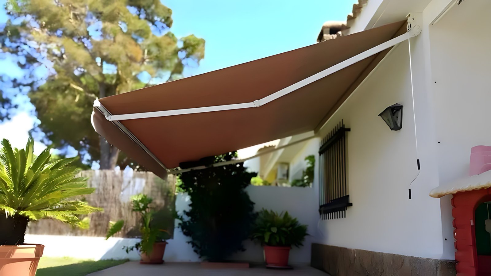 Toldo articulado retrátil, ideal para controle de sombra e proteção contra sol e chuva.